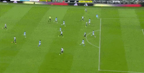 维萨禁区头球攻门,特拉福德飞身扑救后击中横梁